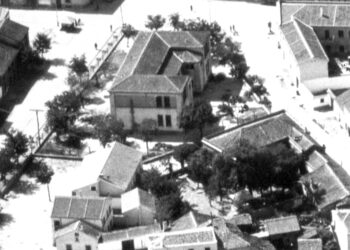 Vista aérea de un colegio en una fotografía de 1955.