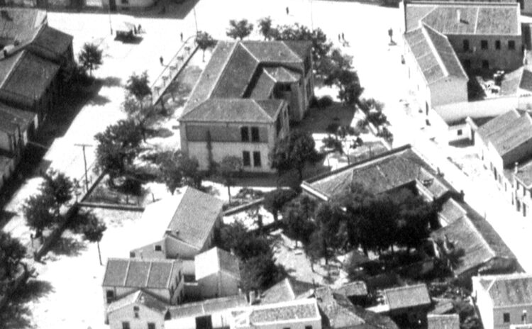 Vista aérea de un colegio en una fotografía de 1955.