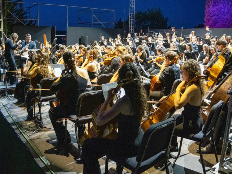 La Oscyl Joven deleita en Museg, junto a la directora Joana Carneiro y el trompetista Pacho Flores 1 Concierto de la Oscyl Joven en el Jardín de los Zuloaga, dentro del MUSEG. / Héctor Criado-26