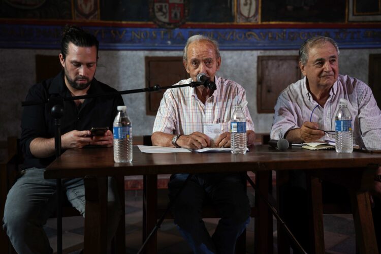 Miguel Velasco presenta su nuevo libro ‘La sombra’ 1 Miguel Velasco durante la presentación / MARIO ANTÓN LOBO