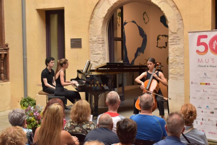 El Palacio de Quintanar se llena de talento con el Festival Joven del Museg 1 Primera actuación del Festival Joven en el Palacio de Quintanar. / AYUNTAMIENTO