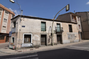 Cantalejo está a 49 km de la capital provincial.