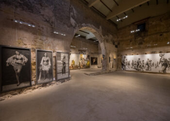 El pintor realista Kike Meana expone en Pedraza en el marco del proyecto ‘Arte entre velas’ / ARTE ENTRE VELAS