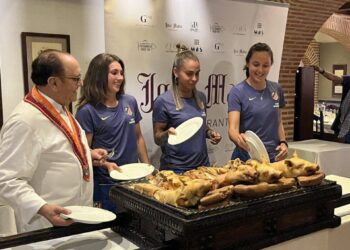 Macarena Portales, Amaiur Sarriegi y Alexia Fernández fueron las encargadas de trinchar el cochinillo (FOTO: JAVIER DE ANDRÉS)