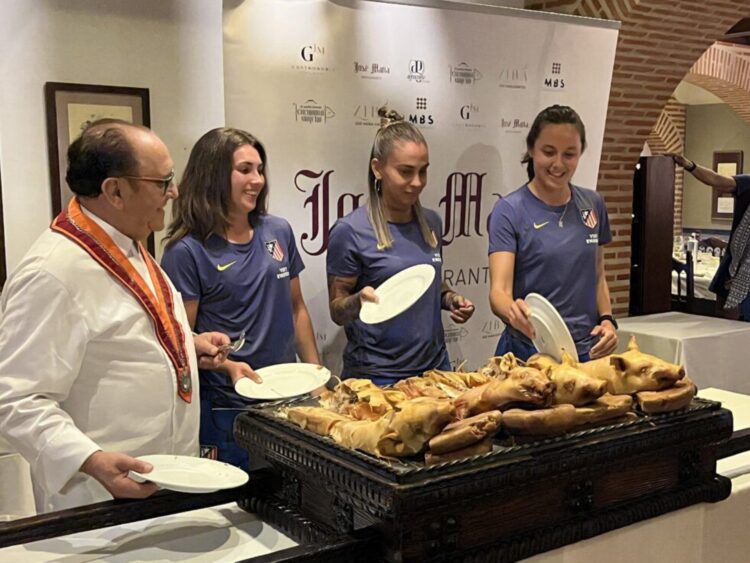 José María se vuelve a teñir de rojiblanco 1 Macarena Portales, Amaiur Sarriegi y Alexia Fernández fueron las encargadas de trinchar el cochinillo (FOTO: JAVIER DE ANDRÉS)