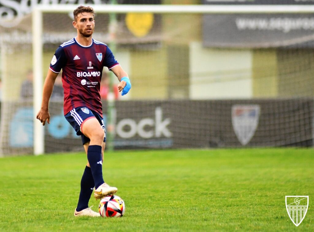 Un retorno a casa y un emotivo adiós: vuelve ‘Ivo’ y se va Abel 2 Abel durante un partido con la Segoviana. (FOTO: JUAN MARTÍN-GIMNÁSTICA SEGOVIANA)