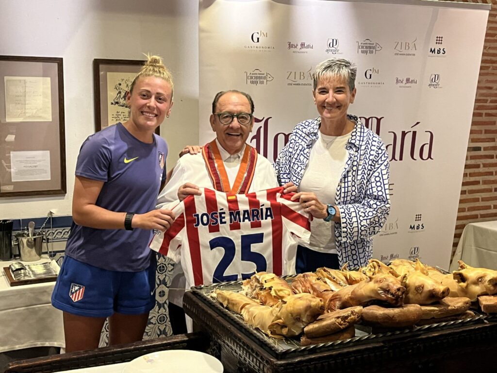 José María se vuelve a teñir de rojiblanco 2 José María recibe la camiseta del Atlético de Madrid (FOTO: JAVIER DE ANDRÉS)