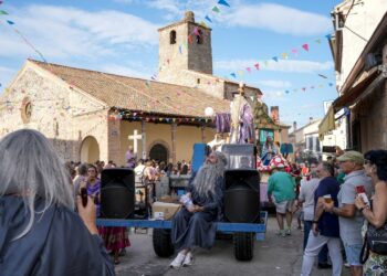 Instante del desfile de Carrozas en la localidad segoviana de Fuentepelayo el pasado verano / E.A.