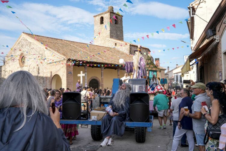 Instante del desfile de Carrozas en la localidad segoviana de Fuentepelayo el pasado verano / E.A.