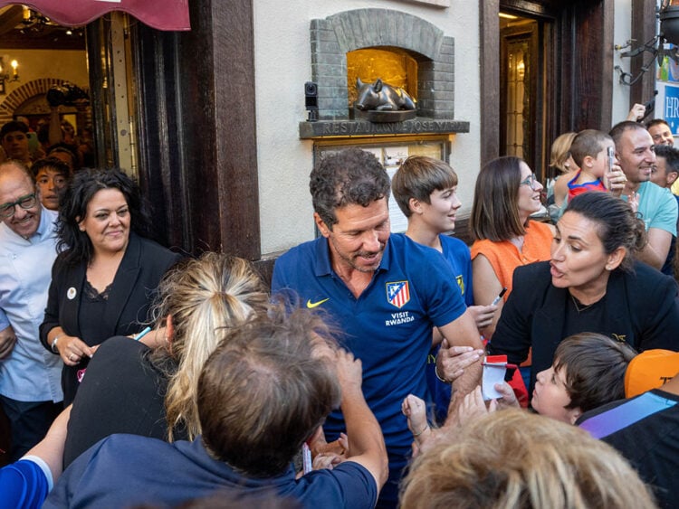 Los jugadores del Atlético de Madrid vuelven a 'trinchar' el cochinillo en el restaurante José María 1 Diego Pablo Simeone Cena Atletico de Madrid Jose Maria Hector Criado 4