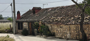 Por los alrededores del arroyo Prádena 7 Berzal, pedanía de Valleruela de Pedraza, comenzó a vender el vino a granel de la bodega Dominio de Berzal en 1958.