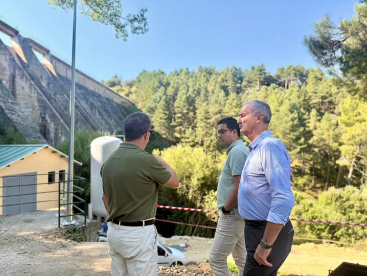 Las obras de emergencia de bombeo de agua desde Puente Alta avanzan según lo previsto 1 Mazarías y Horcajo comprueban los trabajos en el embalse de Puente Alta. / AYUNTAMIENTO DE SEGOVIA