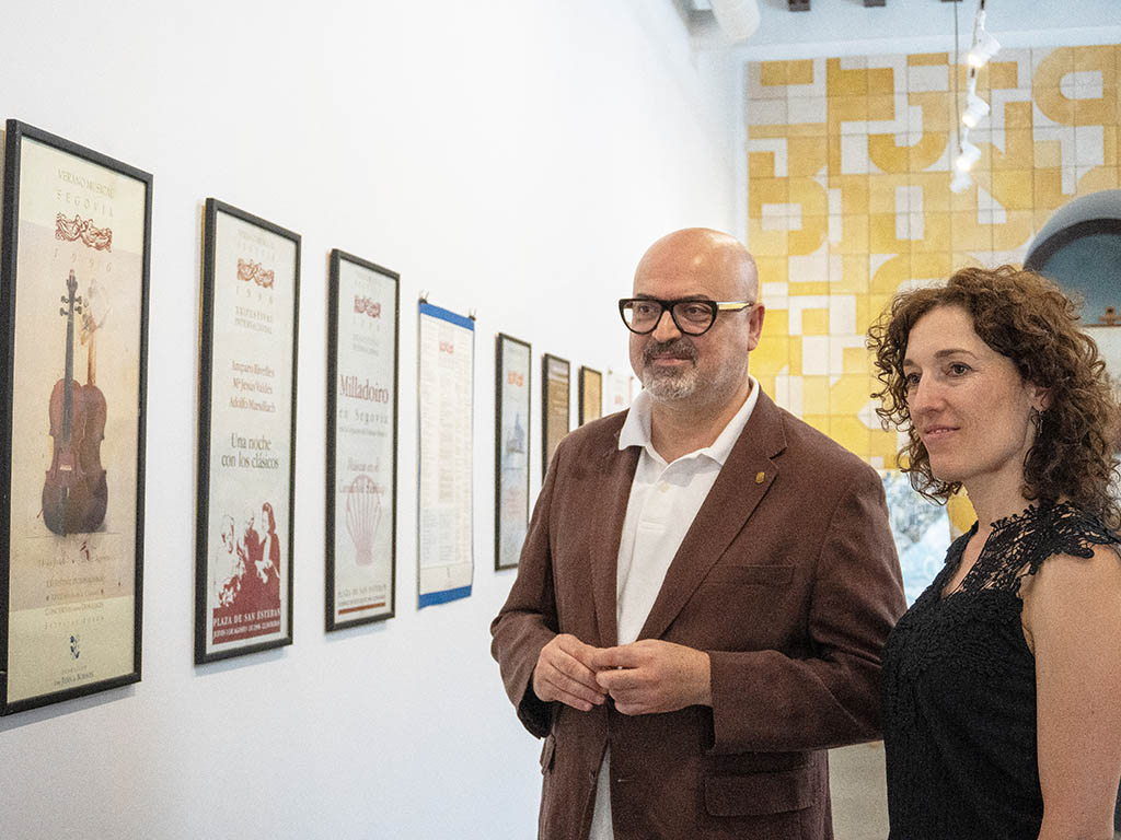 Museg alcanza 50 ediciones y abre su programa con ‘La Carroza del Real’ 2 Juan Carlos Monroy y Noelia Gómez visitan la exposición. / HÉCTOR CRIADO
