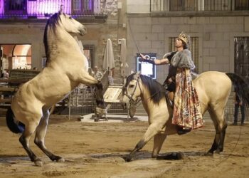 Caballos, ponis, burros, aves rapaces, lobos checoslovacos y aves exóticas participan en el espectáculo ‘La Leyenda del Pájaro Azul’ / LUIS MANUEL LOMBARDERO