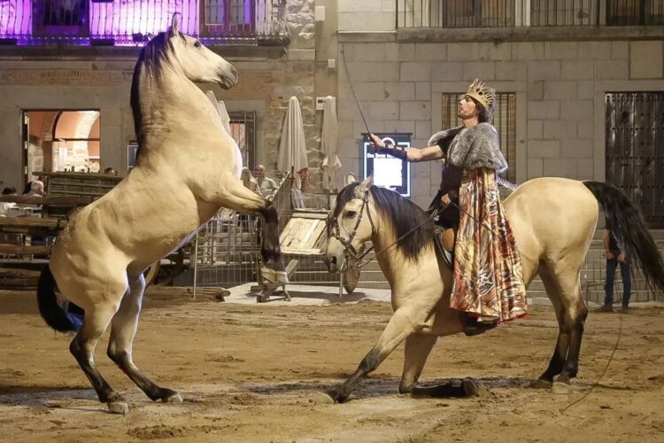 Caballos, ponis, burros, aves rapaces, lobos checoslovacos y aves exóticas participan en el espectáculo ‘La Leyenda del Pájaro Azul’ / LUIS MANUEL LOMBARDERO