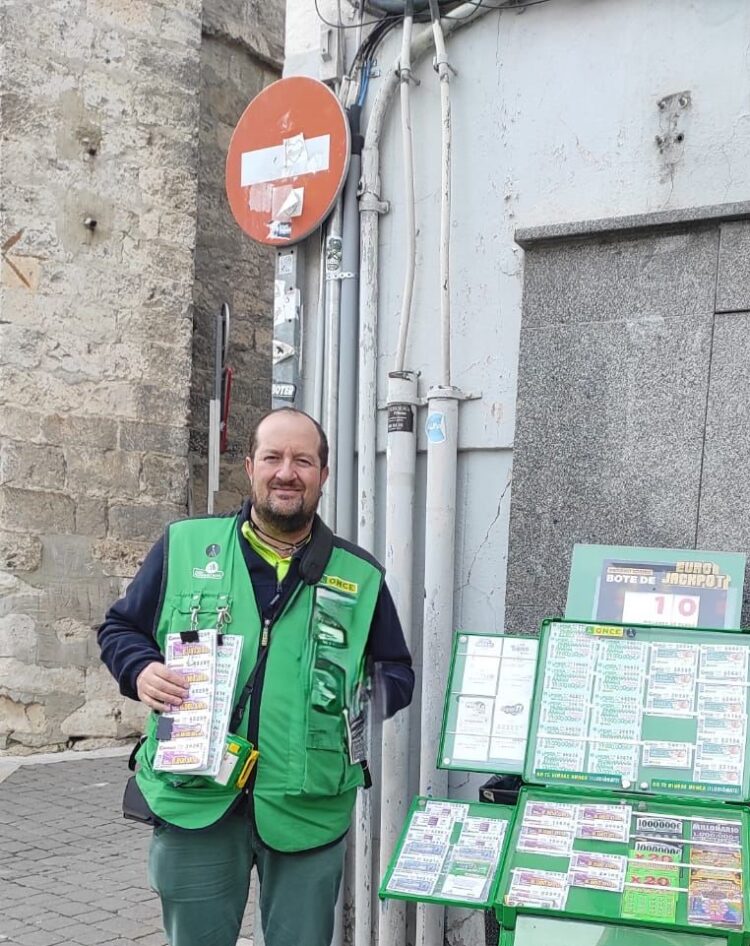 La ONCE deja en Cuéllar un 'sueldazo' de 2.000 euros al mes durante 10 años 1 Félix del Caz, vendedor de la ONCE / ONCE