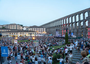 Aspecto de la plaza de Artillería, durante el concierto de Melody. / HÉCTOR CRIADO