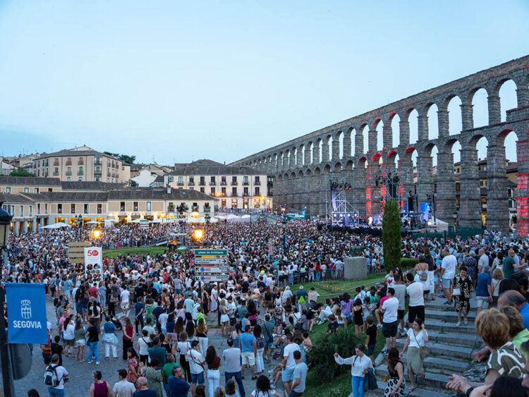 El concejal de Festejos destaca la dinámica de "cambio" en la celebración de las Ferias y Fiestas 1 Aspecto de la plaza de Artillería, durante el concierto de Melody. / HÉCTOR CRIADO