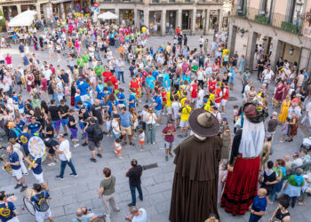 Concentración de peñas en las fiestas de San Juan y San Pedro, en el Azoguejo. / HÉCTOR CRIADO