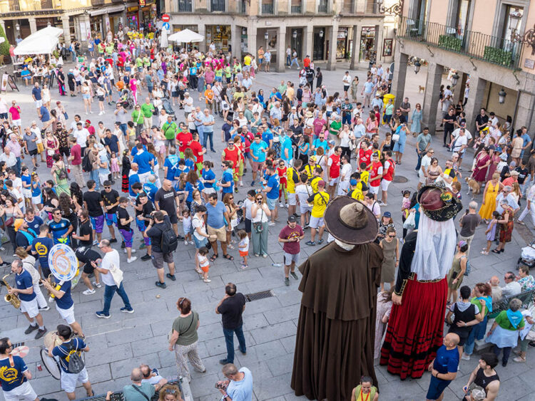 Concentración de peñas en las fiestas de San Juan y San Pedro, en el Azoguejo. / HÉCTOR CRIADO