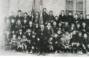 Fotografía de un grupo escolar tomada entre 1890 y 1900.