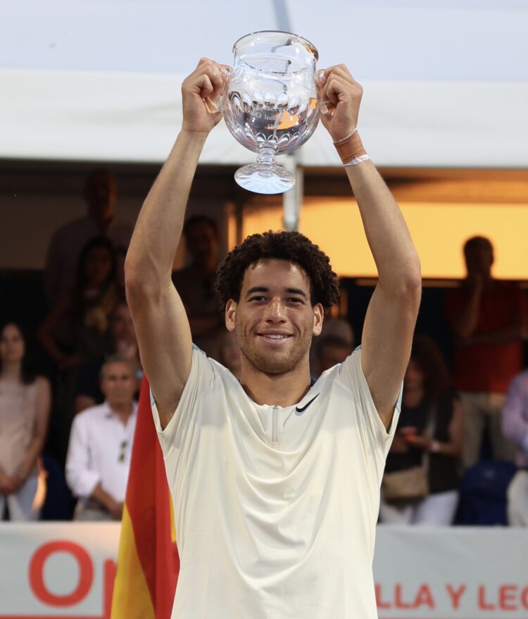 George Loffhagen posa con el título de campeón./OPEN-EL ESPINAR