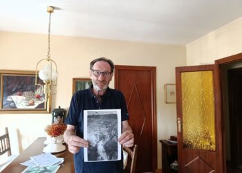 Jesús Vázquez posa con parte de la documentación.