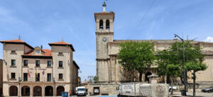El Ayuntamiento y la iglesia de San Andrés, convertida en Bien de Interés Cultural (BIC) en 1995.