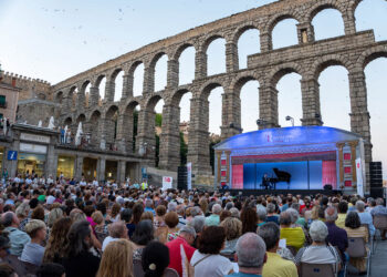 Espectáculo de 'La Carroza Real' en la plaza del Azoguejo para inaugurar el programa del Museg. / HÉCTOR CRIADO