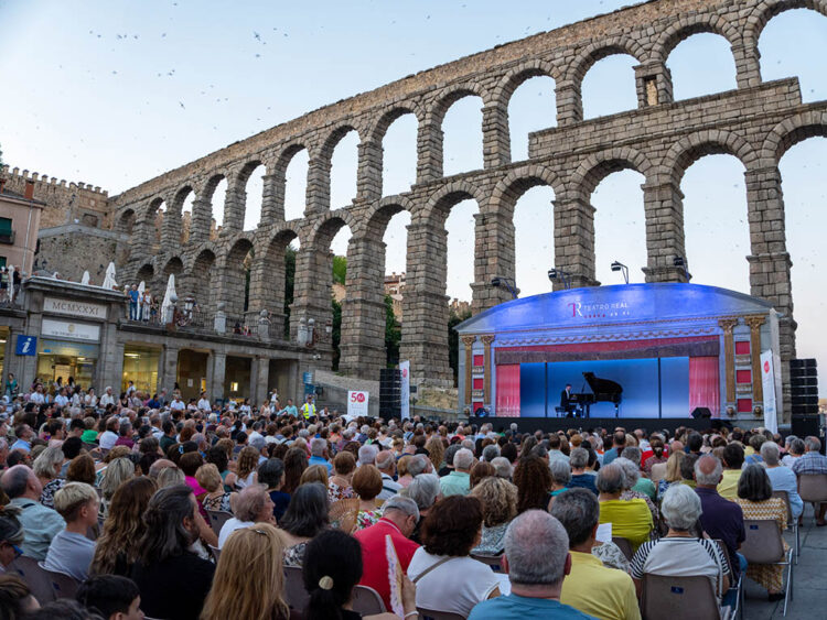 Museg alcanza 50 ediciones y abre su programa con ‘La Carroza del Real’ 1 Espectáculo de 'La Carroza Real' en la plaza del Azoguejo para inaugurar el programa del Museg. / HÉCTOR CRIADO