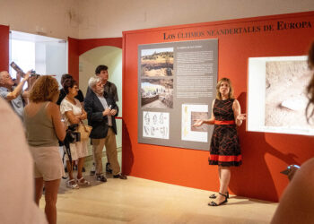 Inauguración de la exposición 'Tras las huellas de los neandertales'. / HÉCTOR CRIADO