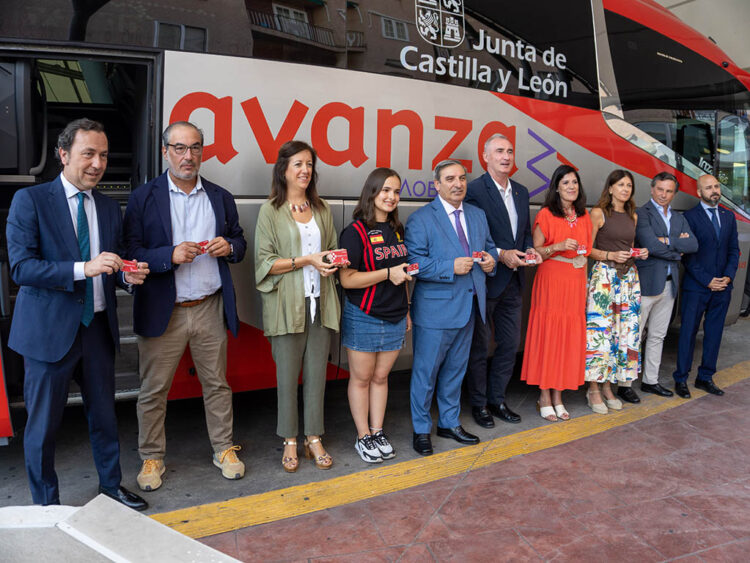 Un total de 15.000 menores de 15 años de Castilla y León disfrutarán de la tarjeta Buscyl 1 Inicio de la gratuidad en el transporte para menores de 15 años. / Héctor Criado