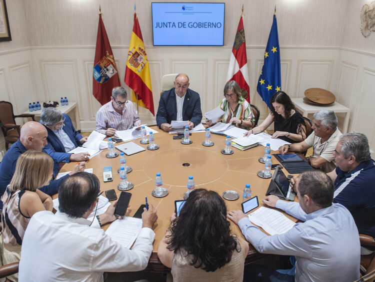 Aprobadas varias plazas del Área de Asuntos Sociales y para el CAPDI ‘Los Juncos’ 1 Junta de Gobierno de la Diputación de Segovia . / KAMARERO