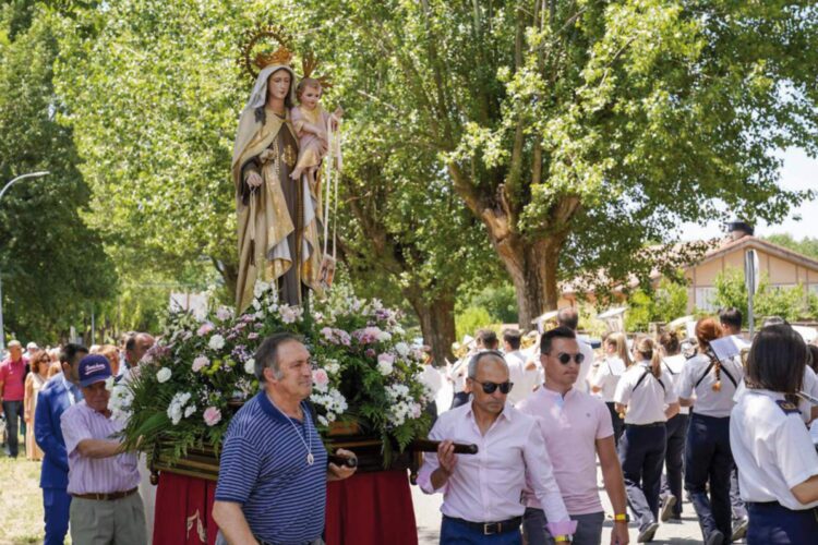 La Estación de El Espinar festeja la Virgen del Carmen 1 Procesión con la imagen de la Virgen del Carmen por la localidad./E.A.