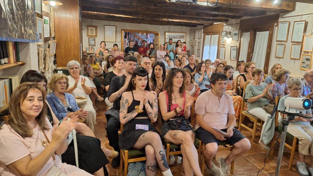 Instante de la presentación del libro en ‘La Casa del Marqués’ de la localidad segoviana de Otones de Benjumea / RAÚL ROMANO YUSTE