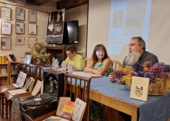 Instante de la presentación del libro en ‘La Casa del Marqués’ de la localidad segoviana de Otones de Benjumea / RAÚL ROMANO YUSTE