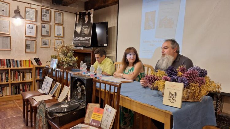 Instante de la presentación del libro en ‘La Casa del Marqués’ de la localidad segoviana de Otones de Benjumea / RAÚL ROMANO YUSTE