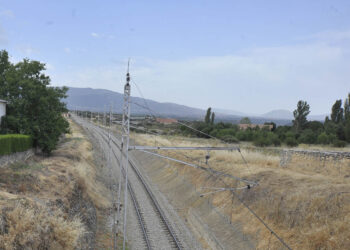 Vías del tren a su paso por Hontoria, en las proximidades a La Costanilla. / KAMARERO