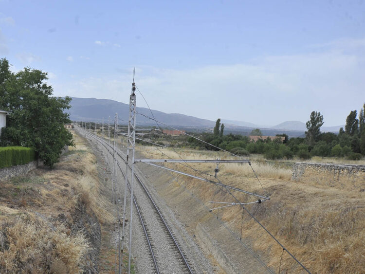 Piden detalles técnicos y plazos sobre el proyecto de La Costanilla en la Comisión de Urbanismo 1 Vías del tren a su paso por Hontoria, en las proximidades a La Costanilla. / KAMARERO