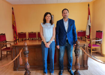 La delegada territorial y el alcalde en el Ayuntamiento de Fuenterrebollo