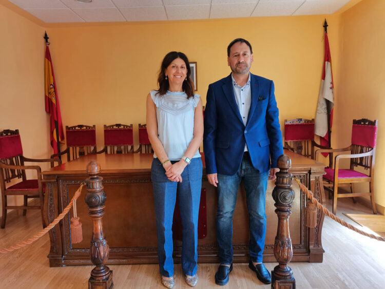 Visita institucional de la delegada territorial de la Junta al Ayuntamiento de Fuenterrebollo 1 La delegada territorial y el alcalde en el Ayuntamiento de Fuenterrebollo