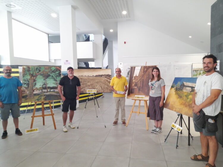 Ana María García gana el premio del concurso de pintura de Nava de la Asunción 1 La ganadora del concuso junto al edil y el resto de premiados / AMADOR MARUGÁN