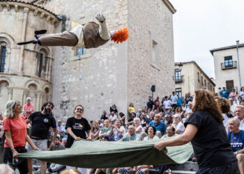 Actuación de Las Colmenas en la plaza de San Martín, durante el festival Folk Segovia. / ENRIQUE DEL BARRIO