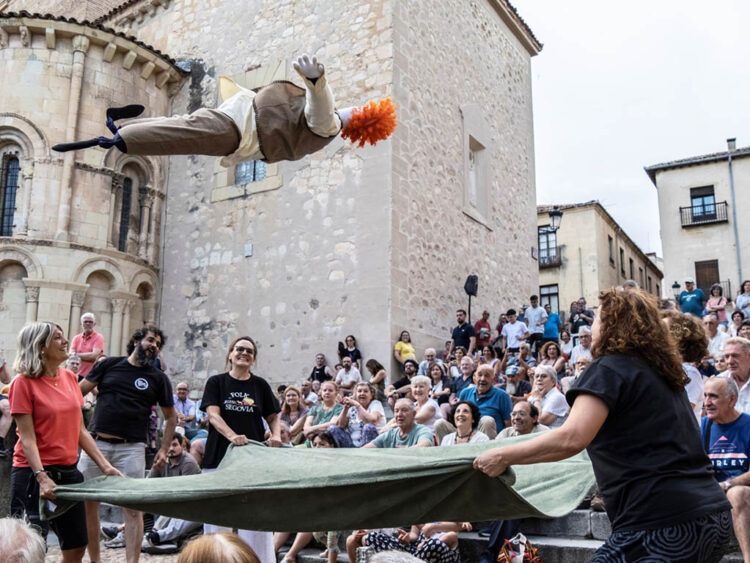 Folk Segovia, un festival que ahonda en las raíces musicales 1 Actuación de Las Colmenas en la plaza de San Martín, durante el festival Folk Segovia. / ENRIQUE DEL BARRIO
