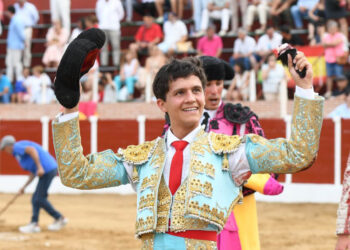 El novillero de San Rafael, Luis Rivero, pasea una oreja en Cantalpino. / CIRCUITO NOVILLADAS CASTILLA Y LEÓN