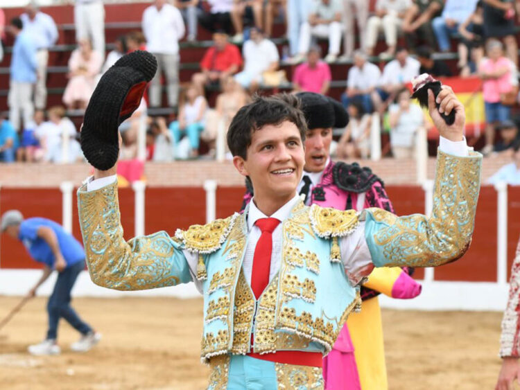 El novillero de San Rafael, Luis Rivero, pasea una oreja en Cantalpino. / CIRCUITO NOVILLADAS CASTILLA Y LEÓN