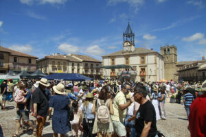 El Huercasa Country Festival celebra sus diez años con The Jayhawks 8 En la plaza Mayor de Riaza, como en las ediciones anteriores, continúa la música, el baile y el ambiente festivo con los asistentes vistiendo el atuendo adecuado para la ocasión.