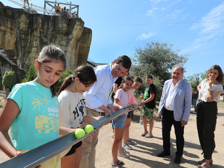 El presidente de la Junta, Alfonso Fernández Mañueco, presenta el Bono Infantil, entre otras medidas en materia de conciliación familiar en Castilla y León. / ICAL - BRÁGIMO
