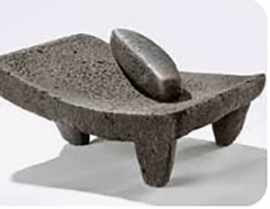 Un metate de piedra.