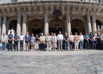 Minuto de silencio en recuerdo de Miguel Ángel Blanco en la plaza Mayor de Segovia. / HÉCTOR CRIADO